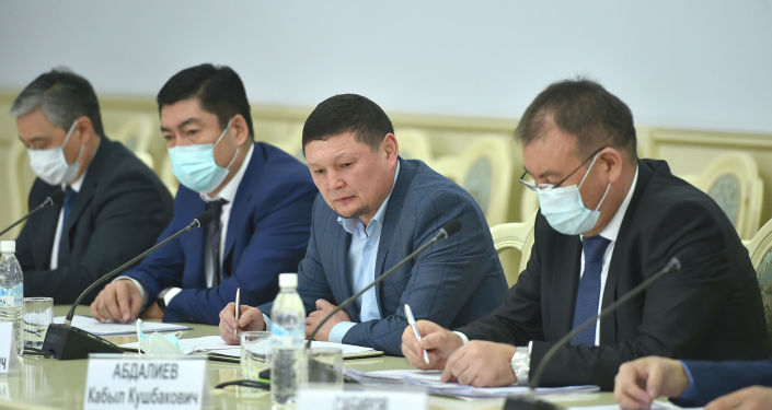 Чиновники на совещании по обсуждению продовольственной безопасности. 17 февраля 2021 года Чиновники на совещании по обсуждению продовольственной безопасности. 17 февраля 2021 года