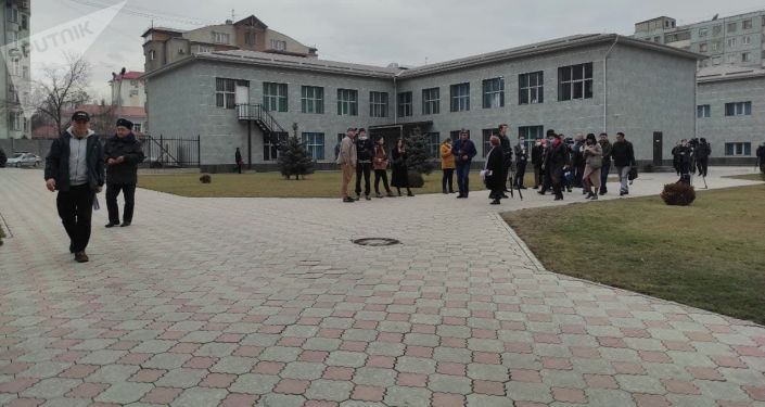 В Бишкеке у здания Первомайского районного суда митингуют сторонники бывшего заместителя председателя Государственной таможенной службы Райыма Матраимова