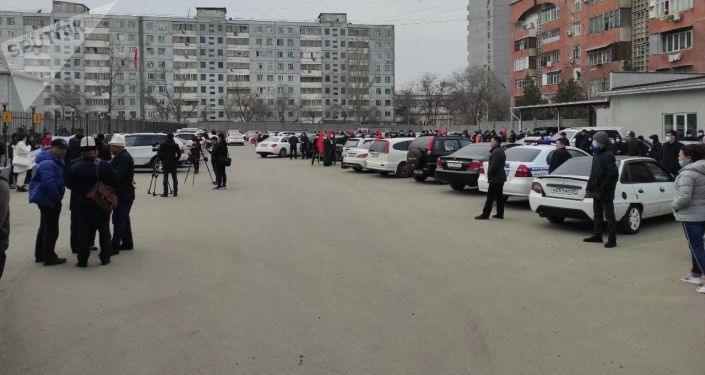 В Бишкеке у здания Первомайского районного суда митингуют сторонники бывшего заместителя председателя Государственной таможенной службы Райыма Матраимова