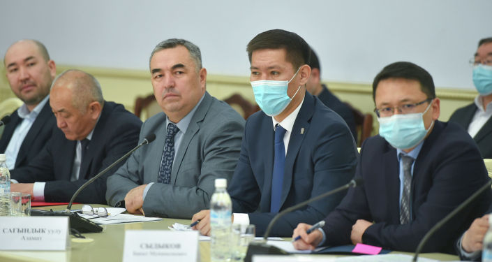 Руководители стройкомпаний на совещании по вопросам развития строительной отрасли с премьер-министром КР Улукбеком Мариповым