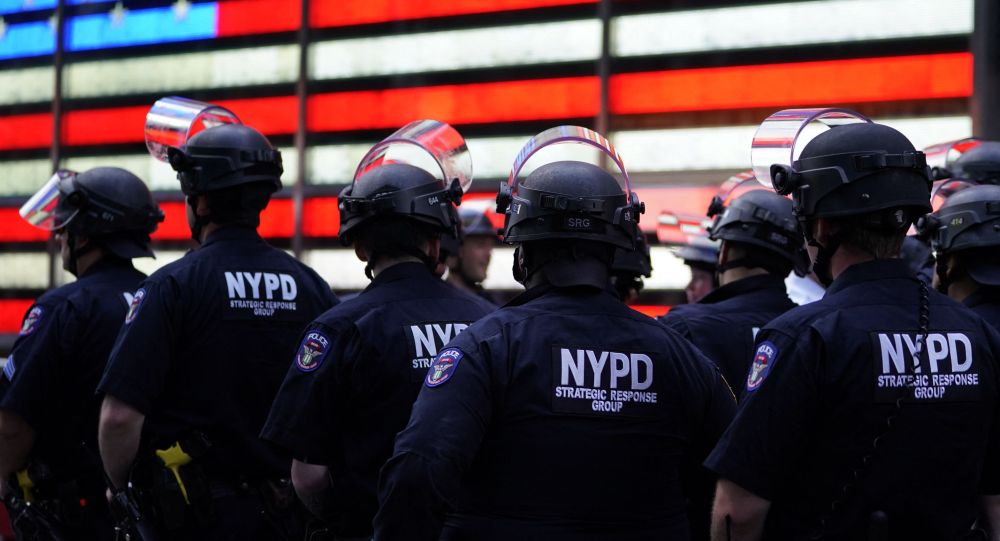Полицейские Нью-Йорка наблюдают за демонстрантами на Таймс-сквер во время акции протеста. Архивное фото Полицейские Нью-Йорка наблюдают за демонстрантами на Таймс-сквер во время акции протеста. Архивное фото