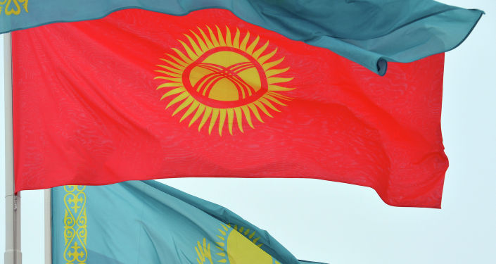 На флагштоках международного аэропорта Нур-Султана были вывешены государственные флаги Кыргызстана и Казахстана, расстелена ковровая дорожка, выстроена рота почетного караула. На флагштоках международного аэропорта Нур-Султана были вывешены государственные флаги Кыргызстана и Казахстана, расстелена ковровая дорожка, выстроена рота почетного караула.