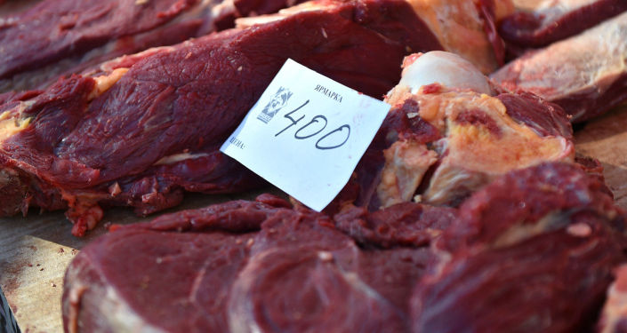 Продажа мяса в сельскохозяйственной ярмарке в Бишкеке
