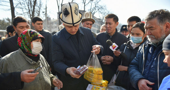 Премьер-министр Кыргызской Республики Улукбек Марипов во время посещения сельскохозяйственной ярмарки в Бишкеке.