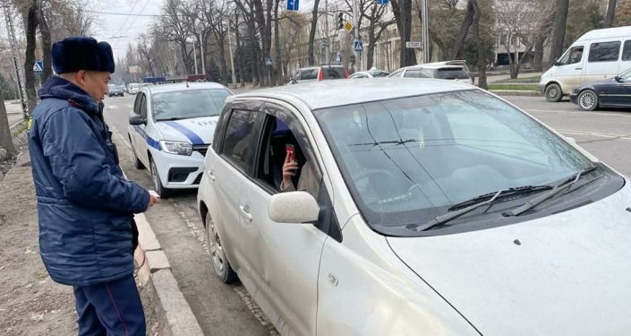 Сотрудники Управления патрульной службы милиции Бишкека поздравили женщин-водителей с Международным женским днем 8 Марта