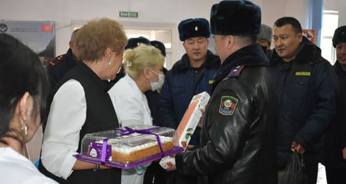Сотрудники Управления патрульной службы милиции Бишкека поздравили женщин-водителей с Международным женским днем 8 Марта