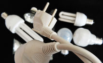 Лампочки и электрическая вилка. Иллюстративное фото Лампочки и электрическая вилка. Иллюстративное фото