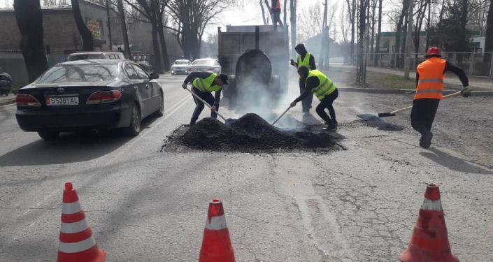 Сотрудники МП Бишкекасфальсервис во время ямочного ремонта на улицах Бишкека. 10 марта 2021года