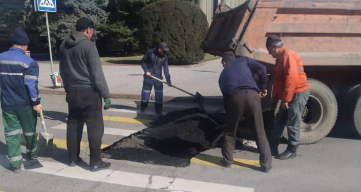 Сотрудники МП Бишкекасфальсервис во время ямочного ремонта на улицах Бишкека. 10 марта 2021года
