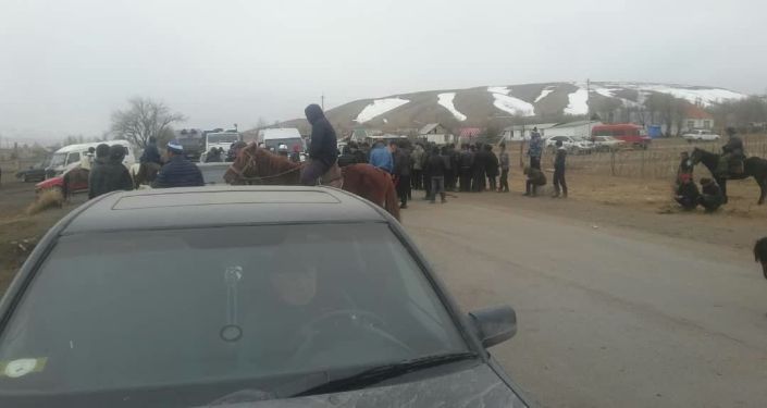 Местные жители Джумгальского района Нарынской области во время митинга перекрыли трассу. 10 марта 2021 года Местные жители Джумгальского района Нарынской области во время митинга перекрыли трассу. 10 марта 2021 года