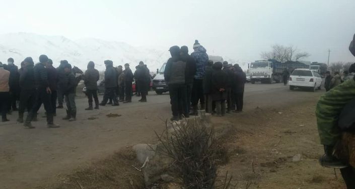 Местные жители Джумгальского района Нарынской области во время митинга перекрыли трассу. 10 марта 2021 года Местные жители Джумгальского района Нарынской области во время митинга перекрыли трассу. 10 марта 2021 года