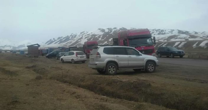 Местные жители Джумгальского района Нарынской области во время митинга перекрыли трассу. 10 марта 2021 года Местные жители Джумгальского района Нарынской области во время митинга перекрыли трассу. 10 марта 2021 года