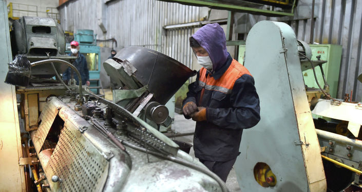 Сотрудник госпредприятия Бишкекский штамповочный завод работает на станке