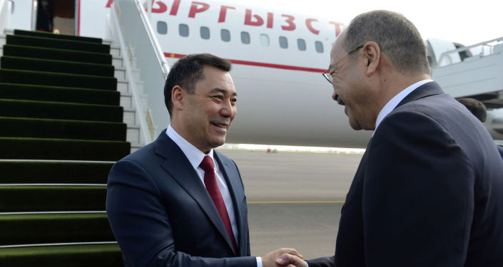 В международном аэропорту Ташкента главу Кыргызстана Садыра Жапарова встретил премьер-министр Узбекистана Абдулла Арипов.