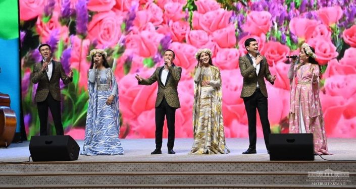 Певцы на официальном приеме в честь визита президента Кыргызстана в Узбекистане. 12 марта 2021 года