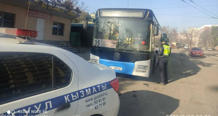 В Бишкеке два пассажирских автобуса попали на штрафстоянку из-за несвоевременной уплаты водителями штрафов за нарушения