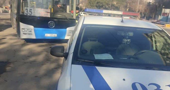 В Бишкеке два пассажирских автобуса попали на штрафстоянку из-за несвоевременной уплаты водителями штрафов за нарушения