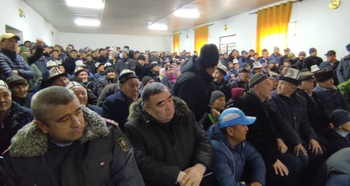 Жители приграничного села Самаркандек Баткенской области на встрече с главой ГКНБ Камчыбеком Ташиевым