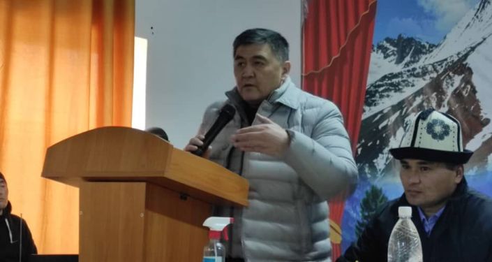 Глава ГКНБ Камчыбек Ташиев на встрече с жителями приграничного села Самаркандек Баткенской области