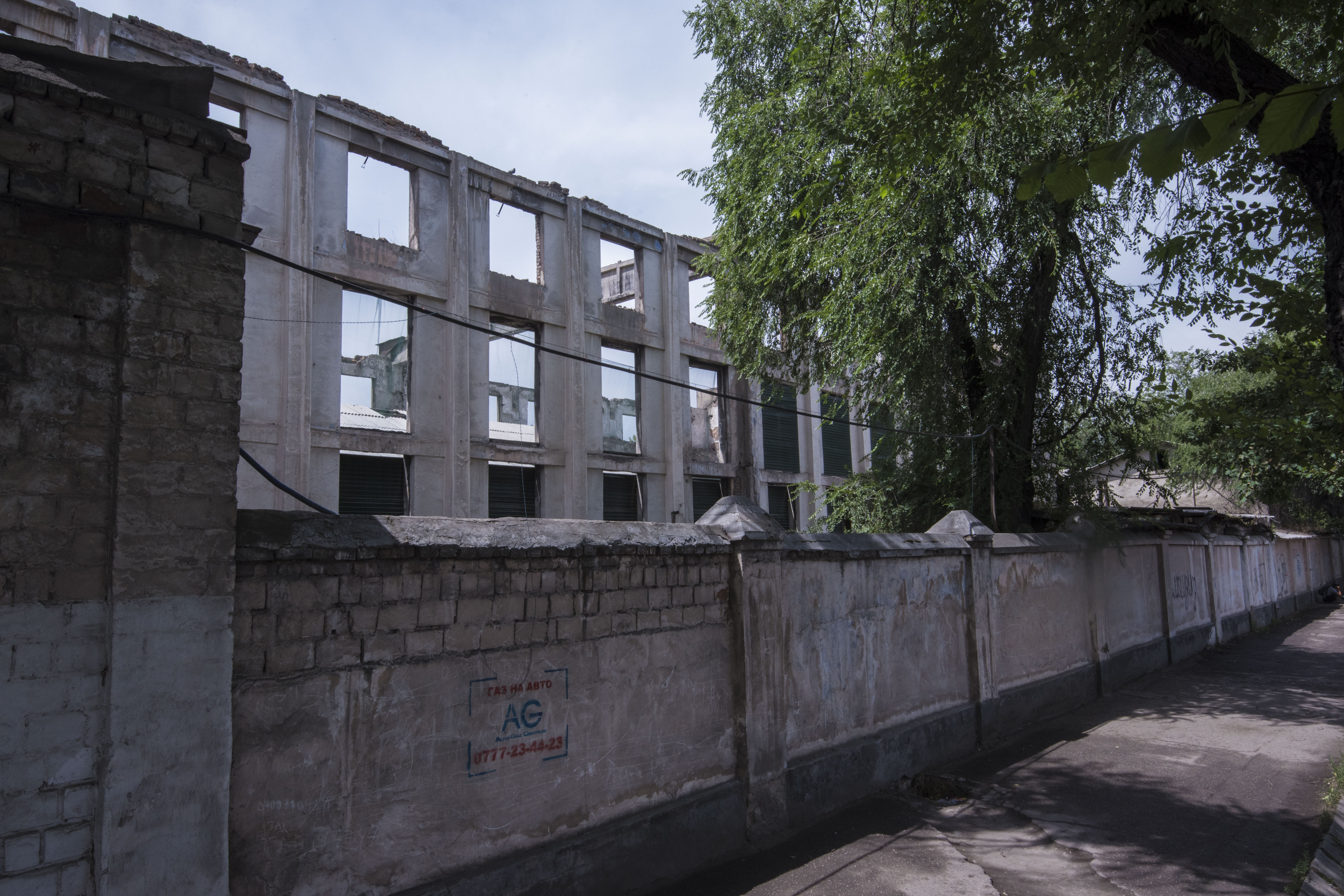 Здание ОсОО Тяжэлектромаш на улице Льва Толстого в Бишкеке