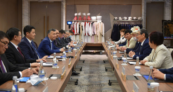 Премьер-министр КР Улукбек Марипов в рамках рабочей поездки в Узбекистан встретился с представителями кыргызской диаспоры в Ташкенте. 26 марта 2021 года