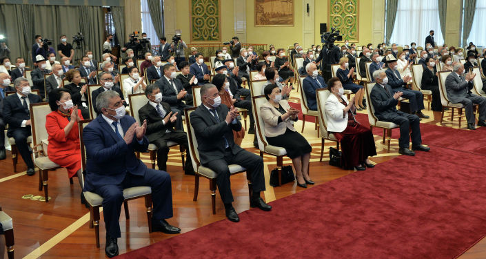 Отличившиеся граждане Кыргызстана на церемонии вручения государственных наград президентом Садыром Жапаровым