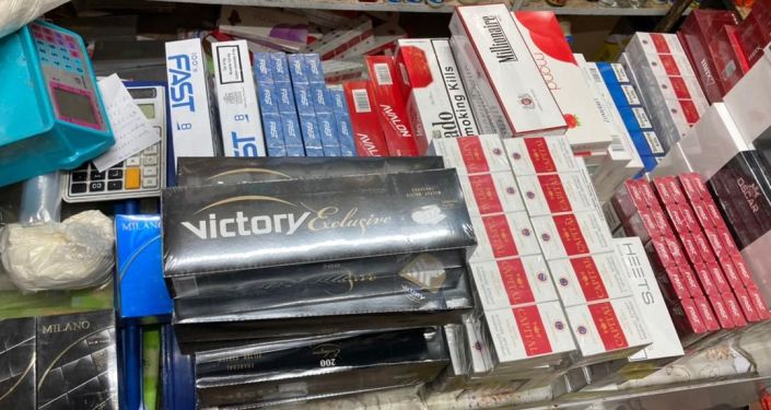 На центральном рынке Токмока в ходе рейдового налогового контроля изъято более 4500 пачек сигарет без акцизных марок