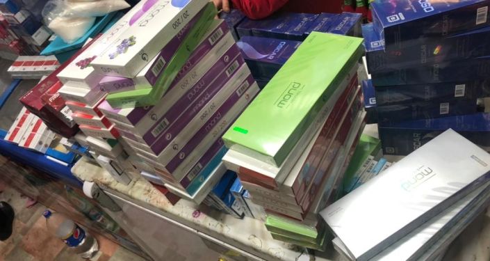 На центральном рынке Токмока в ходе рейдового налогового контроля изъято более 4500 пачек сигарет без акцизных марок