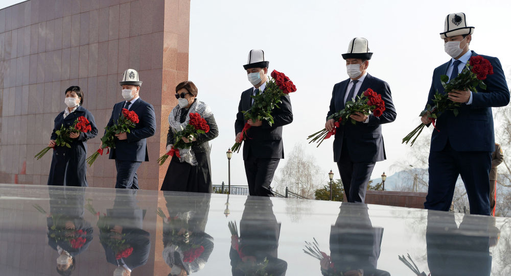 Жээнбеков, Отунбаева и Жапаров почтили память героев апрельской революции — фото