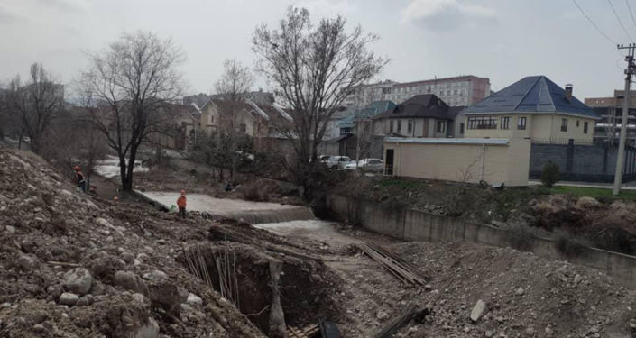 Реконструкция улицы Сухэ Батора со строительством моста через реку Аламедин в Бишкеке. 08 апреля 2021 года