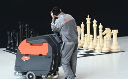 Уборщик во время работы. Архивное фото Уборщик во время работы. Архивное фото