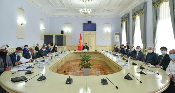 Премьер-министр Кыргызской Республики Улукбек Марипов провел совещание по вопросу снижения цен на авиабилеты и реализации проекта Путешествий без COVID. Премьер-министр Кыргызской Республики Улукбек Марипов провел совещание по вопросу снижения цен на авиабилеты и реализации проекта Путешествий без COVID.