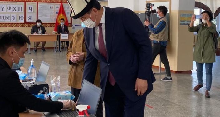 Экс-президент Кыргызской Республики Сооронбай Жээнбеков во время выборов в местные кенеши и референдум по проекту новой Конституции в Кыргызстане