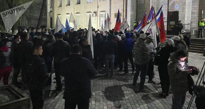 Митинг у здания ЦИК сторонников партий недовольных результатами выборов в Бишкеке