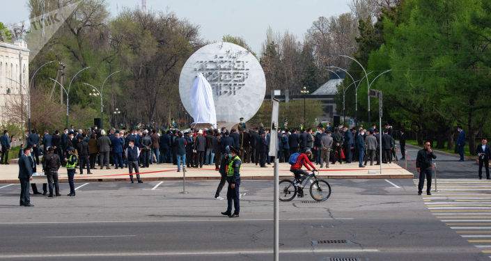 Торжественное открытие памятника Бишкек баатыру на площади Ала-Тоо в Бишкеке