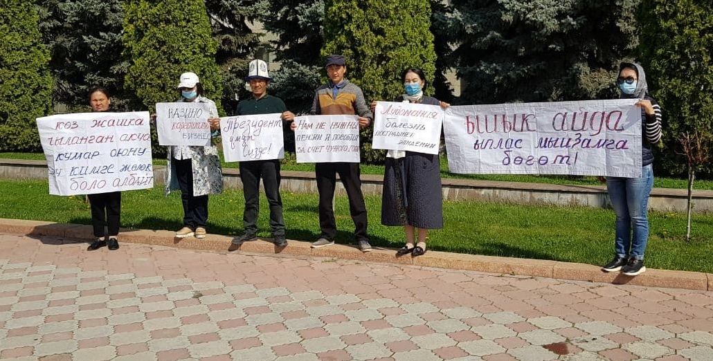 Группа граждан митингует в центре Бишкека против легализации казино на территории Иссык-Кульской области. 15 апреля 2021 года