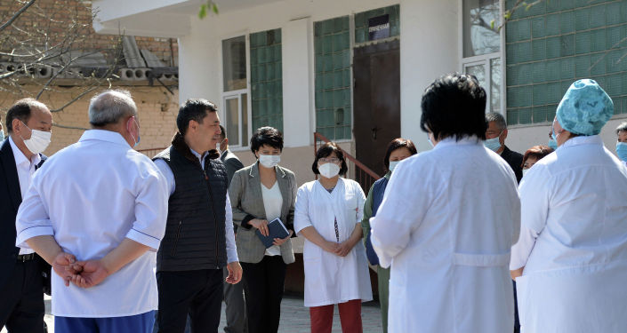 Президент Кыргызстана Садыр Жапаров посетил красную зону в Республиканской клинической инфекционной больнице в Бишкеке. 15 апреля 2021 года