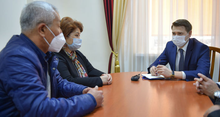 Первый вице-премьер-министр КР Артем Новиков встретился с медицинскими работниками, вышедшими на митинг к белому дому. 16 апреля 2021 года