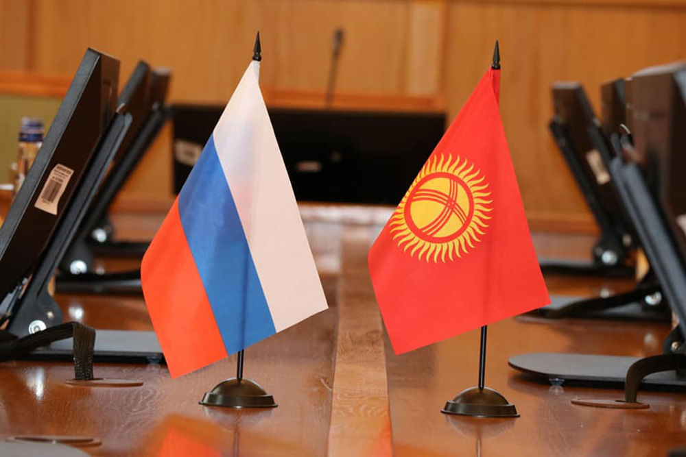 Флаги стран Кыргызстана и России