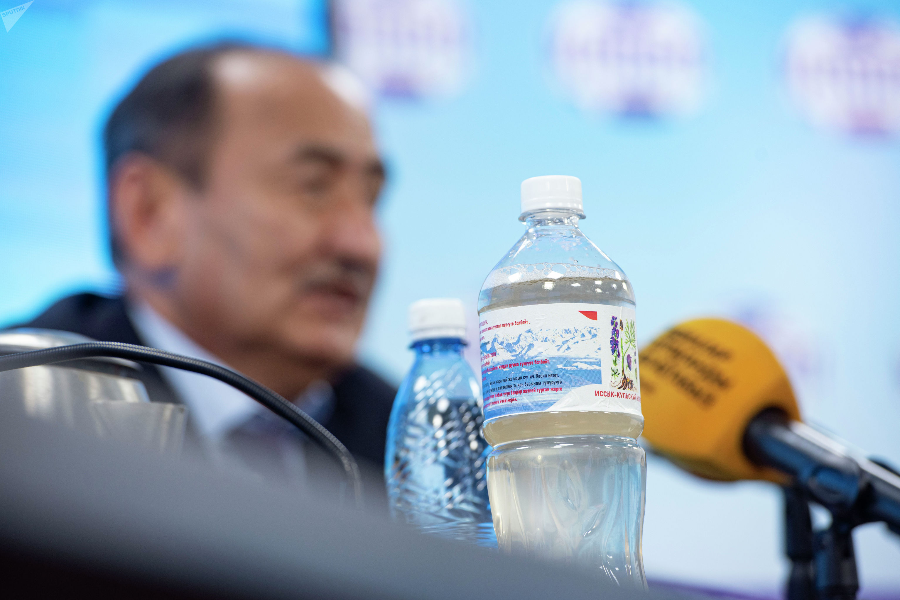 Бутылка настойки иссык-кульского корня (ядовитое растение) на пресс-конференции в Бишкеке