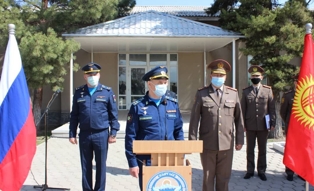 Церемония вручения именных часов президента Кыргызстана Садыра Жапарова 11 российским военнослужащим на авиабазе Кант