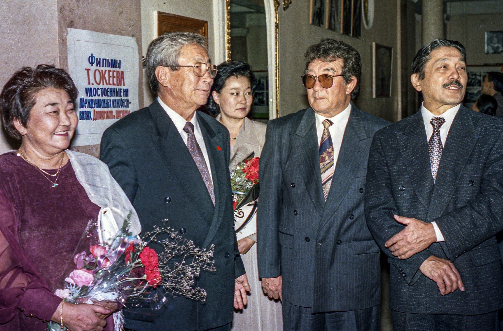 Режиссер Толомуш Океев, писатель Бексултан Жакиев и драматург Мар Байджиев в Бишкеке. 1995 год