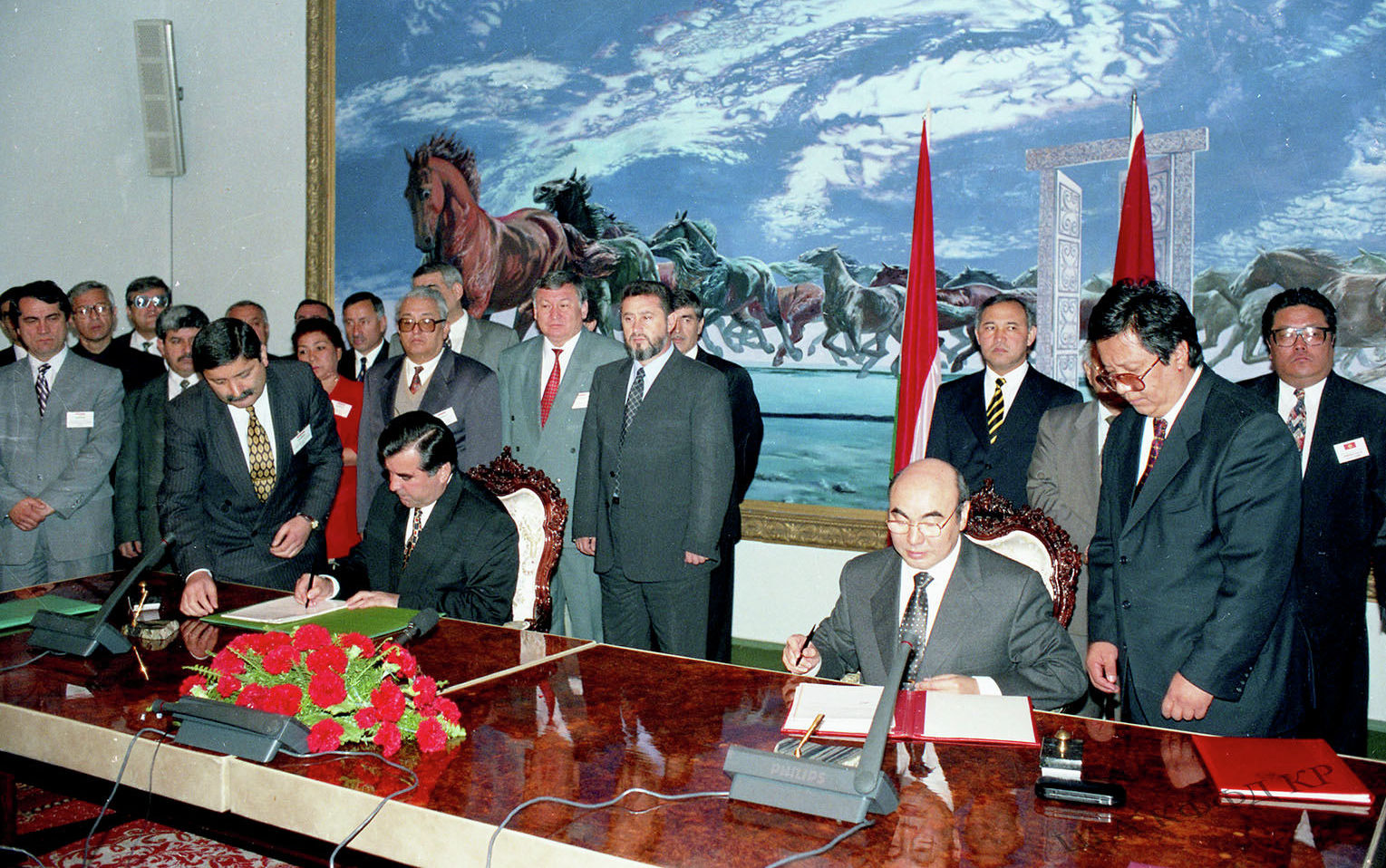 Президенты Кыргызстана Аскар Акаев и Таджикистана Эмомали Рахмонов во время подписания договора в Бишкеке. Май 1998 года