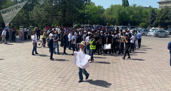 Митингующие у дома правительства, требующие отправки представителей власти в Баткенскую область. 29 апреля 2021 года Митингующие у дома правительства, требующие отправки представителей власти в Баткенскую область. 29 апреля 2021 года