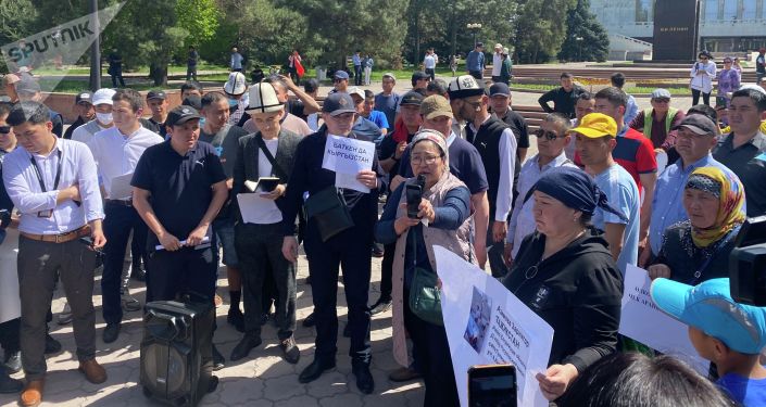 Митингующие у дома правительства, требующие отправки представителей власти в Баткенскую область. 29 апреля 2021 года Митингующие у дома правительства, требующие отправки представителей власти в Баткенскую область. 29 апреля 2021 года