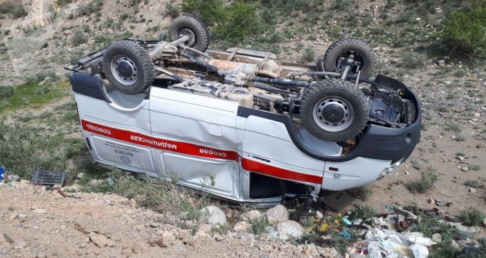 Перевернутая машина скорой помощи в Баткенской области на границе с Таджикистаном