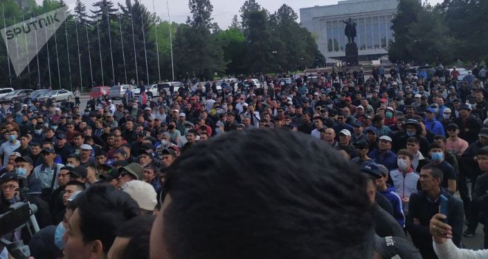 Митинг у здания Правительства в Бишкеке с требованием решить конфликт в Баткенской области на границе с Таджикистаном
