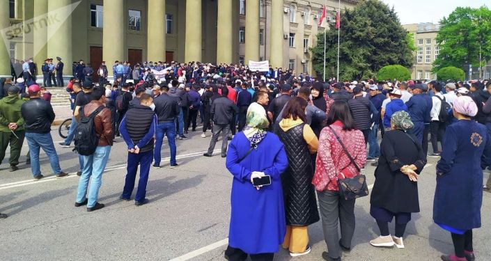 Митинг у здания Правительства в Бишкеке с требованием решить конфликт в Баткенской области на границе с Таджикистаном