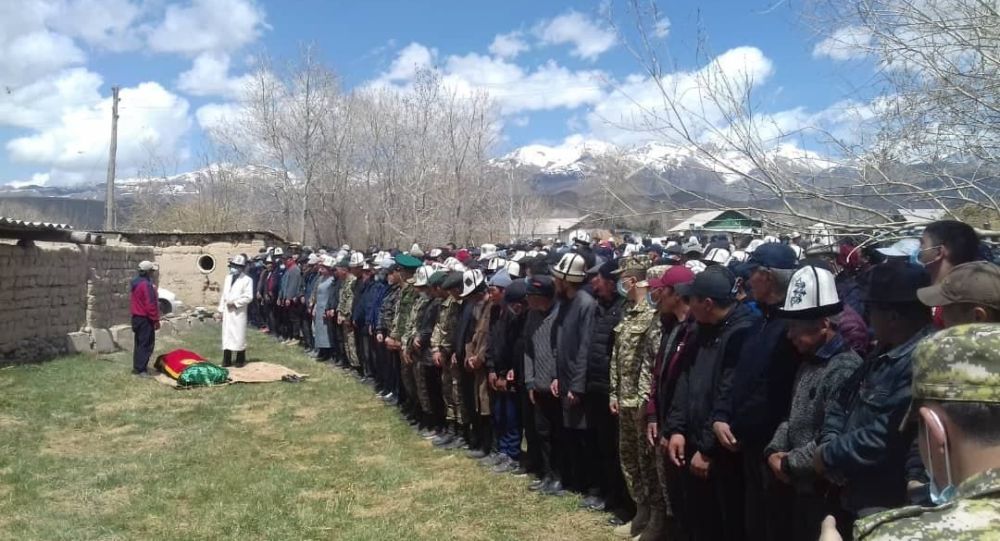 Похоронены трое пограничников, погибших в Баткенской области, — фото