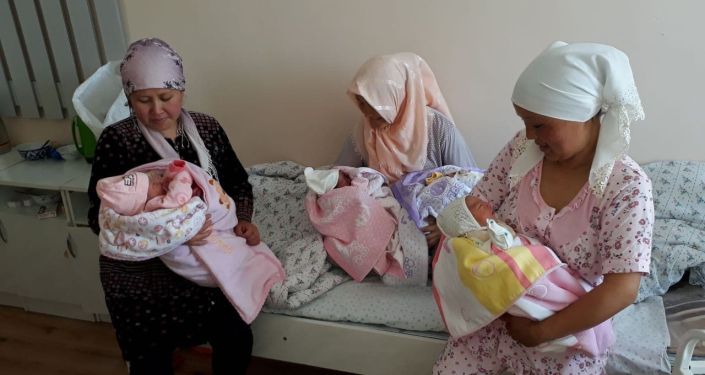 Эвакуированные из сел, пострадавших в результате кыргызско-таджикского конфликта в Баткене три женщины родили в Кадамжае